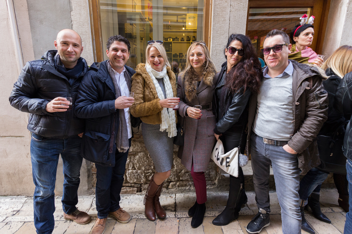 Badnjak 2016: Blagdanski đir po gradu 24. prosinca Badnjak 2016: Blagdanski đir po gradu 24. prosinca