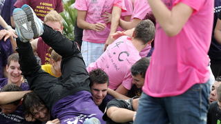 Zadar, 170513. 
Danas su se ucenici zavrsnih razreda zadarskih srednjih skola oprostili od skolskih klupa tradicionalnom Norijadom. 
Uz neizostavni alkohol, pjesmu i prosipanje brasna i jaja po centru grada, nakratko su privukli pozornost prolaznika na se