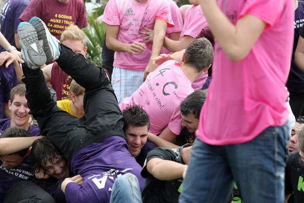 Zadar, 170513. 
Danas su se ucenici zavrsnih razreda zadarskih srednjih skola oprostili od skolskih klupa tradicionalnom Norijadom. 
Uz neizostavni alkohol, pjesmu i prosipanje brasna i jaja po centru grada, nakratko su privukli pozornost prolaznika na se