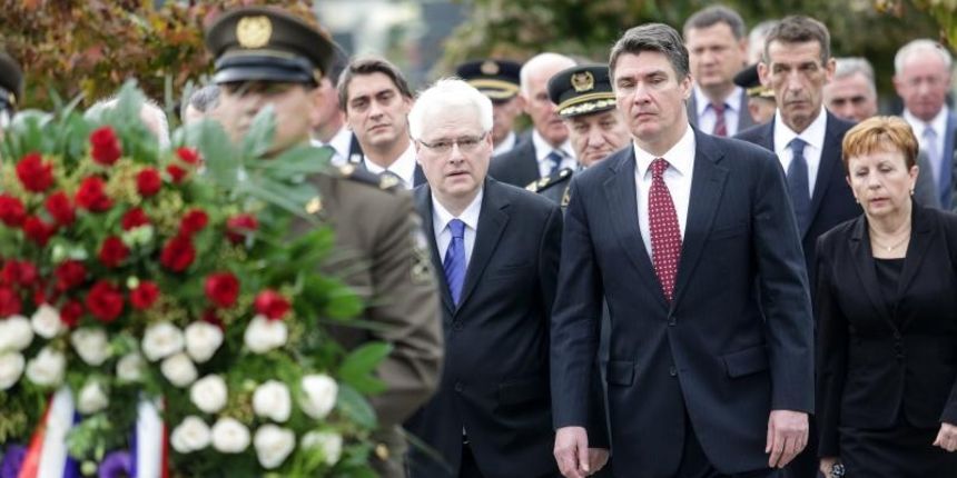 Predsjednik Ivo Josipovic, premijer Zoran Milanovic i predsjednik sabora Josip Leko zapalili su svijece i polozili vijence povodom Dana neovisnosti kod spomenika Glas hrvatske zrtve – Zid boli, kod Grobnice narodnih heroja, na grobu Ivice Racana, kod Sre Predsjednik Ivo Josipovic, premijer Zoran Milanovic i predsjednik sabora Josip Leko zapalili su svijece i polozili vijence povodom Dana neovisnosti kod spomenika Glas hrvatske zrtve – Zid boli, kod Grobnice narodnih heroja, na grobu Ivice Racana, kod Sre