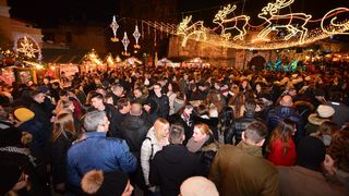 Advent u Zadru: Neno Belan i Fiumensi raspjevali i rasplesali i staro i mlado na Trgu Petra Zoranića Advent u Zadru: Neno Belan i Fiumensi raspjevali i rasplesali i staro i mlado na Trgu Petra Zoranića