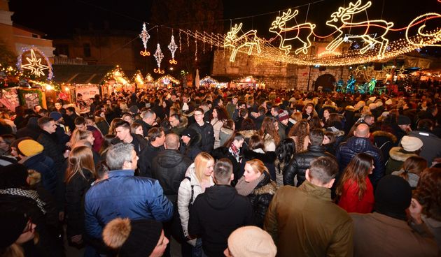 Advent u Zadru: Neno Belan i Fiumensi raspjevali i rasplesali i staro i mlado na Trgu Petra Zoranića