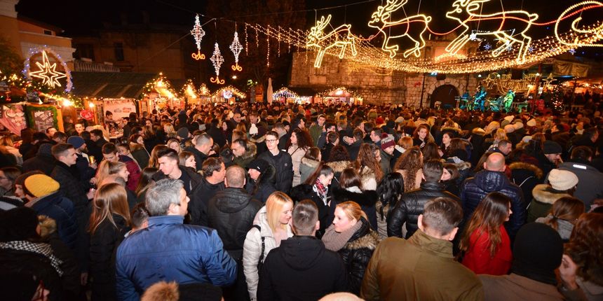 Advent u Zadru: Neno Belan i Fiumensi raspjevali i rasplesali i staro i mlado na Trgu Petra Zoranića Advent u Zadru: Neno Belan i Fiumensi raspjevali i rasplesali i staro i mlado na Trgu Petra Zoranića