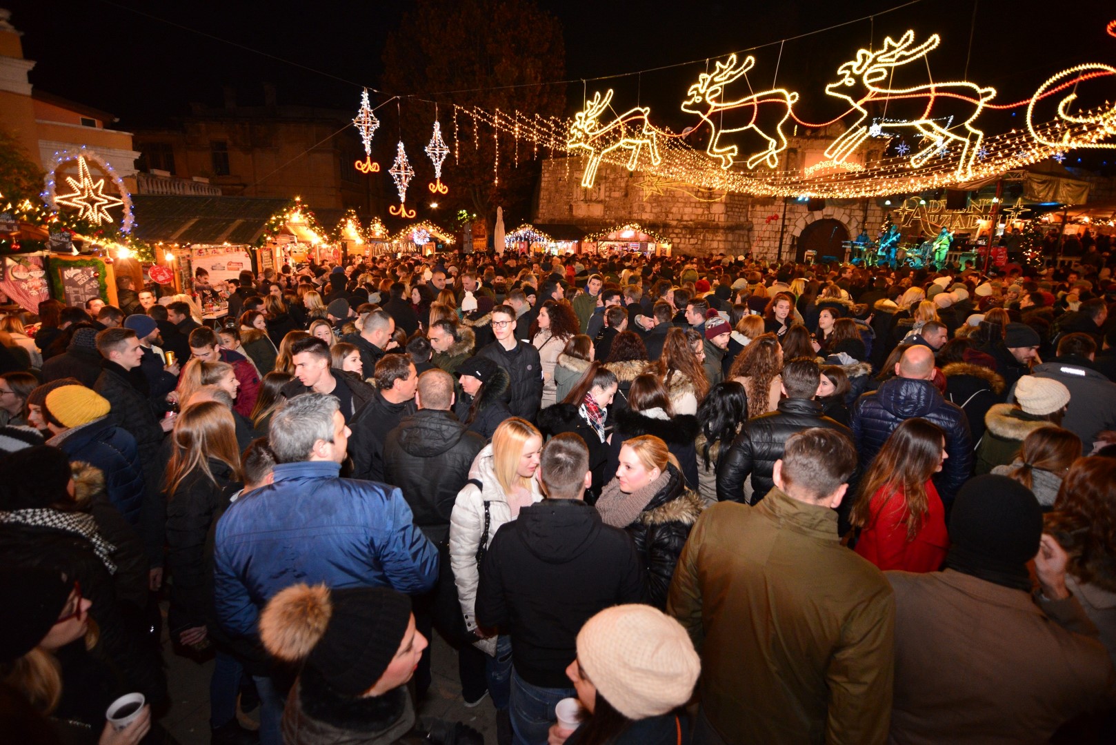 Advent u Zadru: Neno Belan i Fiumensi raspjevali i rasplesali i staro i mlado na Trgu Petra Zoranića Advent u Zadru: Neno Belan i Fiumensi raspjevali i rasplesali i staro i mlado na Trgu Petra Zoranića