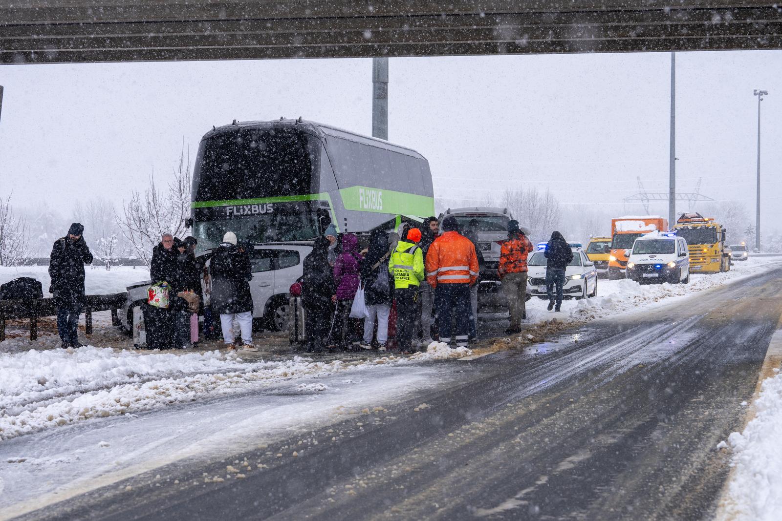 Lančani sudar autobusa i pet automobila kod Gospića