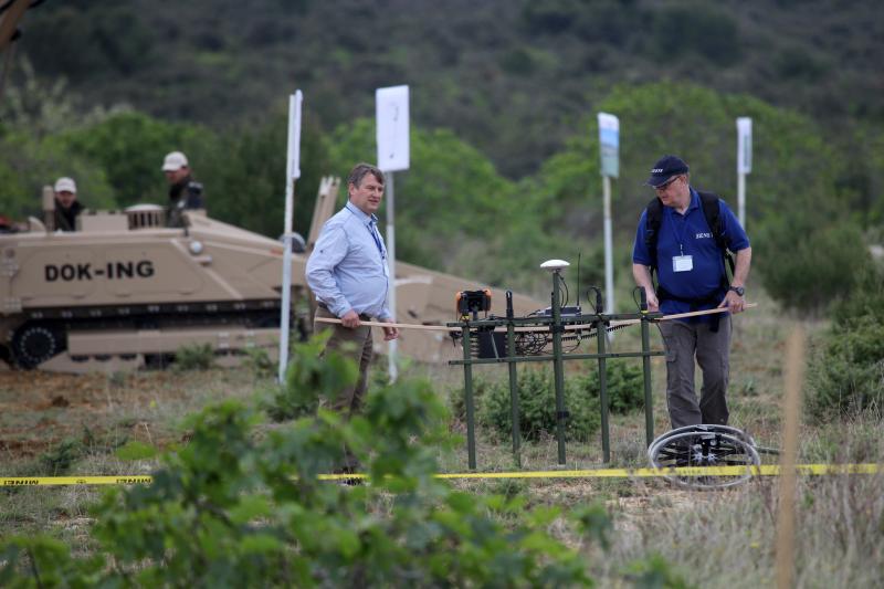 11. medjunarodni simpozij MINE ACTION 2014 odrzan je na podrucju nekadasnje vojne baze Sepurine, gdje su predstavljeni nacini u razminiravanju. Photo: Filip Brala/PIXSELL 11. medjunarodni simpozij MINE ACTION 2014 odrzan je na podrucju nekadasnje vojne baze Sepurine, gdje su predstavljeni nacini u razminiravanju. Photo: Filip Brala/PIXSELL