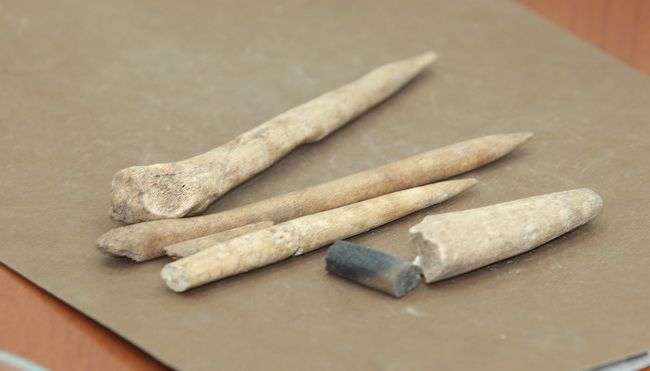 Zadar, 230610.
Na arheoloskom nalazistu u pecini Vlakno na Dugom otoku izmedju ostalih nakitnih predmeta pronadjen je i predmet ukrasen nizom kratkih paralelnih i dva vodoravna ureza za koje se sumnja da su umjetno izradjeni. Star oko 15 000 godina moze Zadar, 230610.
Na arheoloskom nalazistu u pecini Vlakno na Dugom otoku izmedju ostalih nakitnih predmeta pronadjen je i predmet ukrasen nizom kratkih paralelnih i dva vodoravna ureza za koje se sumnja da su umjetno izradjeni. Star oko 15 000 godina moze