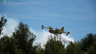 Zemaljske i zračne vatrogasne snage gase veliki šumski požar kod Crvene luke. Foto: Franjo Jurić/eBiograd Zemaljske i zračne vatrogasne snage gase veliki šumski požar kod Crvene luke. Foto: Franjo Jurić/eBiograd