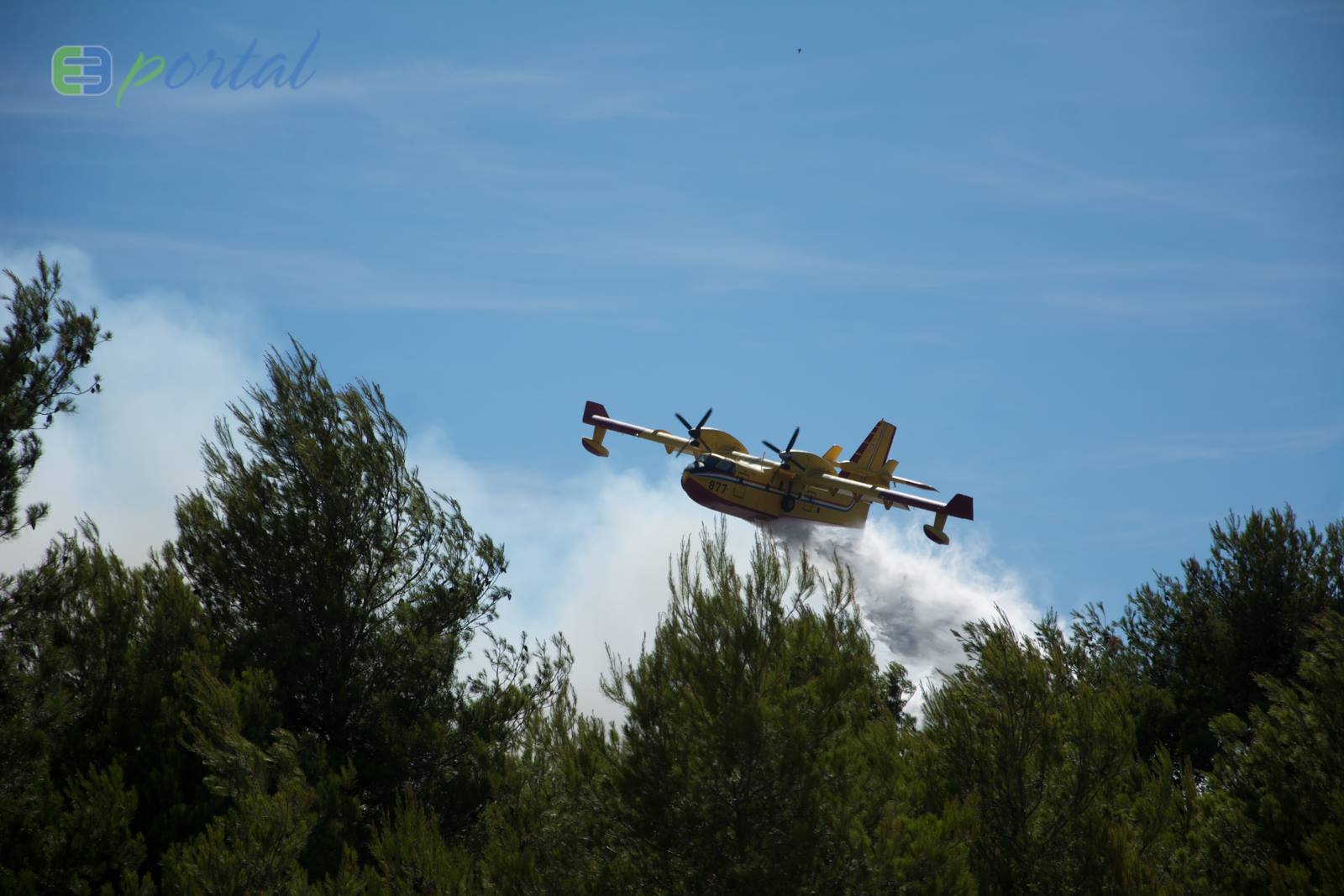 Zemaljske i zračne vatrogasne snage gase veliki šumski požar kod Crvene luke. Foto: Franjo Jurić/eBiograd Zemaljske i zračne vatrogasne snage gase veliki šumski požar kod Crvene luke. Foto: Franjo Jurić/eBiograd
