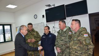 Ministar Krstičević posjetio eskadrilu transportnih helikoptera Ministar Krstičević posjetio eskadrilu transportnih helikoptera