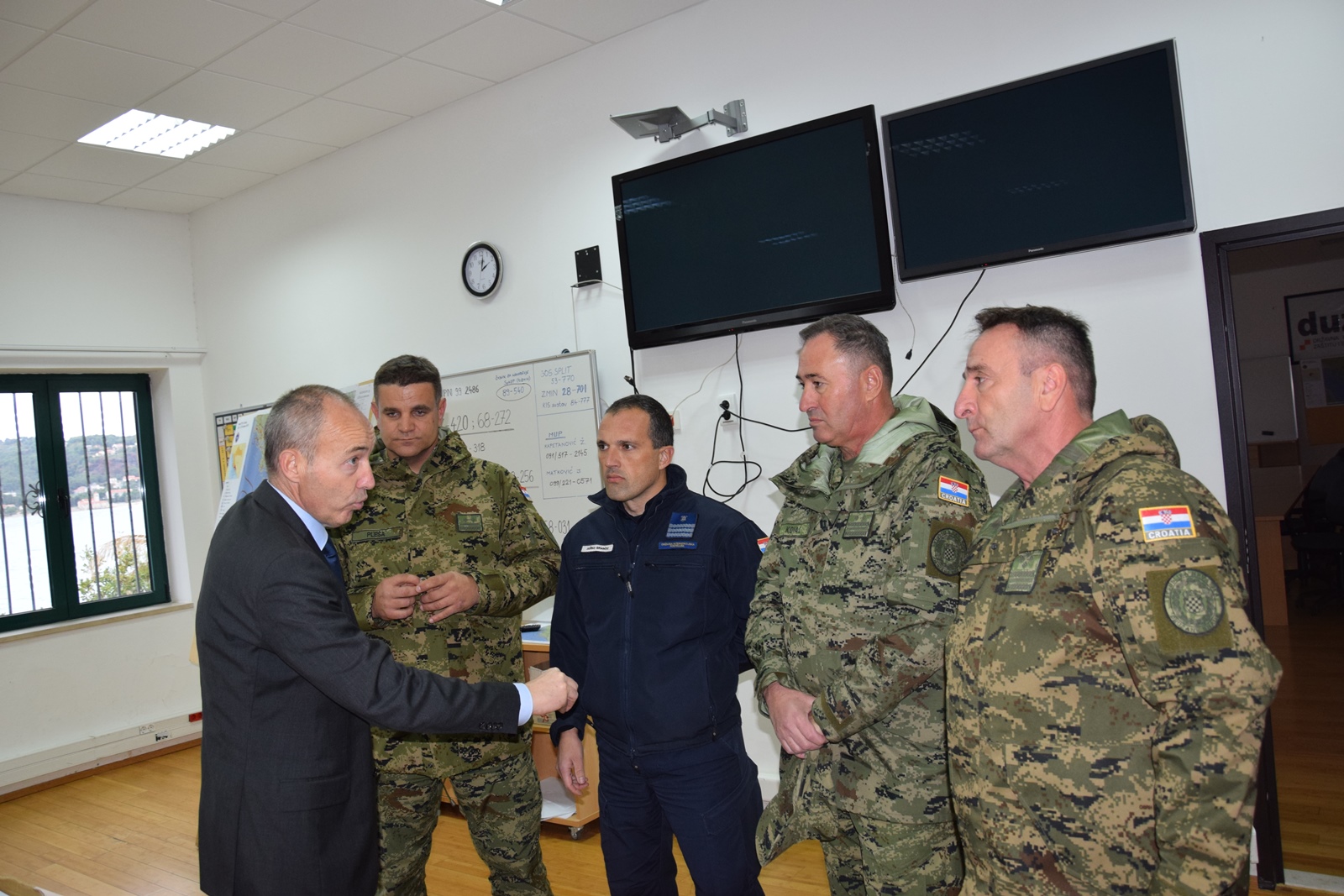 Ministar Krstičević posjetio eskadrilu transportnih helikoptera Ministar Krstičević posjetio eskadrilu transportnih helikoptera
