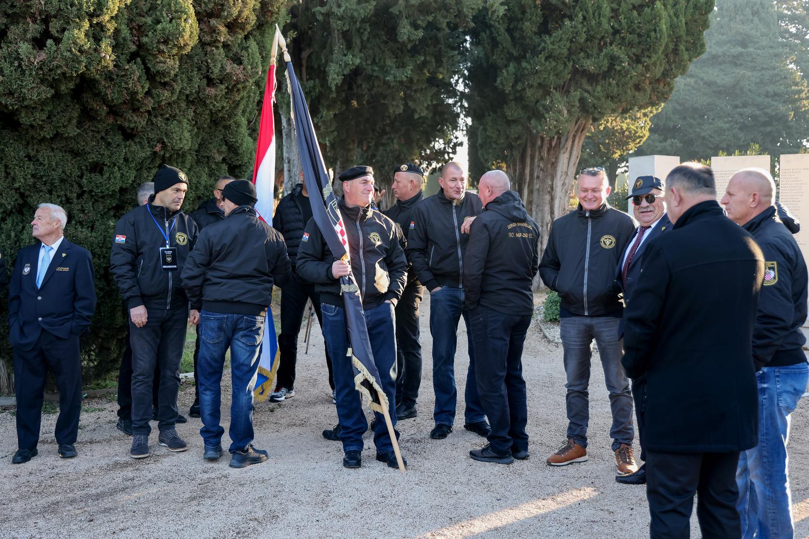 Na Gradskom groblju položeni vijenci povodom obilježavanja 33. obljetnice 72. bojne Vojne policije Na Gradskom groblju položeni vijenci povodom obilježavanja 33. obljetnice 72. bojne Vojne policije