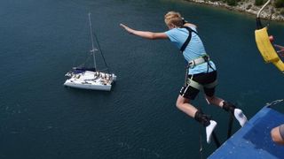 Bungee jumping, atrakcija sa Šibenskoga mosta privlači mnoge domaće i strane turiste