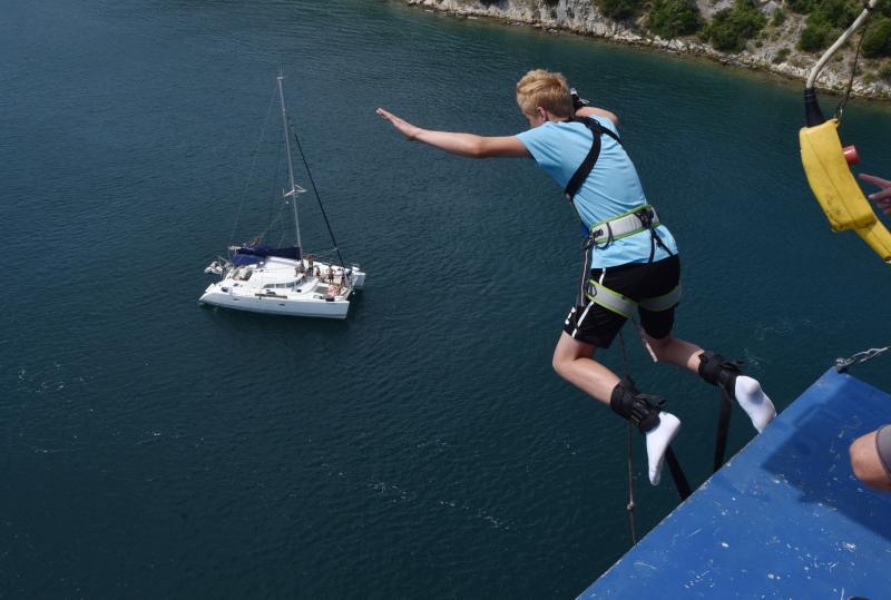 Bungee jumping, atrakcija sa Šibenskoga mosta privlači mnoge domaće i strane turiste