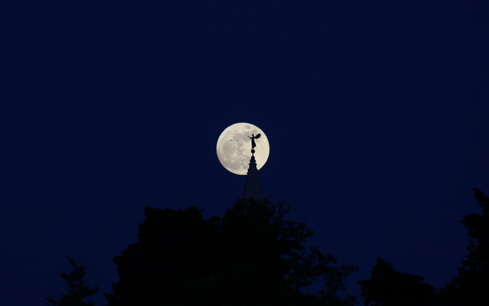 Zadar, 050512.
Danas je mjesec u tocki perigeja.
Puni Mjesec je najveci i najblistaviji u ovoj godini odnosno u zadnjih 19 godina, te ce na svojoj putanji biti najblize Zemlji.
Na fotografiji puni mjesec i silueta andjela na zvoniku zadarske Katedrale Zadar, 050512.
Danas je mjesec u tocki perigeja.
Puni Mjesec je najveci i najblistaviji u ovoj godini odnosno u zadnjih 19 godina, te ce na svojoj putanji biti najblize Zemlji.
Na fotografiji puni mjesec i silueta andjela na zvoniku zadarske Katedrale