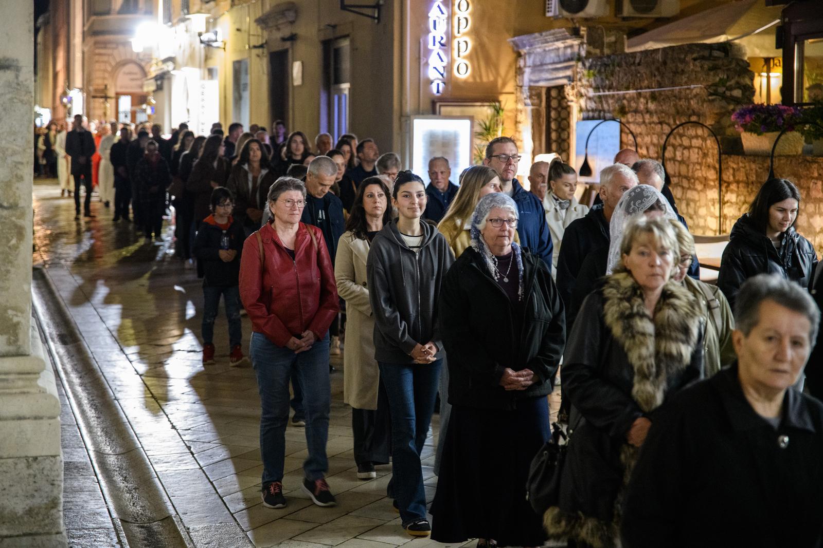Nadbiskup Zgrablić predvodio Službu Muke Gospodnje u katedrali sv. Stošije Nadbiskup Zgrablić predvodio Službu Muke Gospodnje u katedrali sv. Stošije