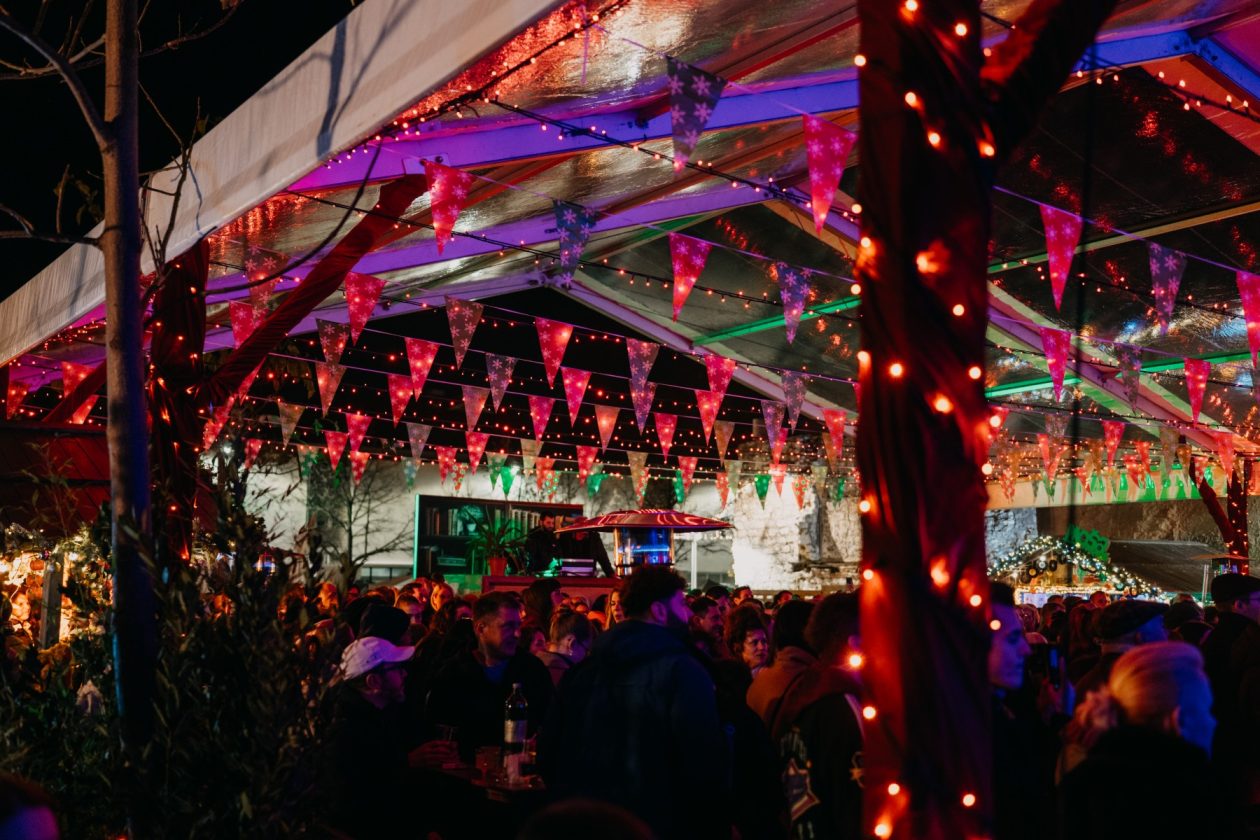 Nipplepeople @ Advent u Zadru – Božićni gramofon na Pijaci