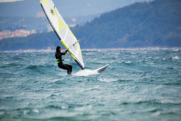 Windsurferi na Kolovarima, 11. travnja 2012. (foto:Saša Čuka) Windsurferi na Kolovarima, 11. travnja 2012. (foto:Saša Čuka)