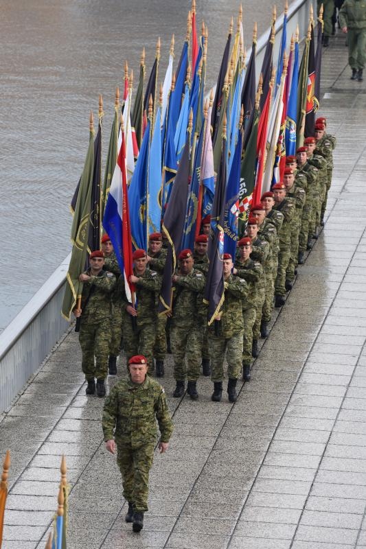 Paljenjem svijeća i polaganjem vijenaca, te mimohodom postrojbi započelo svečano obilježavanje 23. obljetnice VRO Maslenica. Foto. Dino Stanin/PIXSELL Paljenjem svijeća i polaganjem vijenaca, te mimohodom postrojbi započelo svečano obilježavanje 23. obljetnice VRO Maslenica. Foto. Dino Stanin/PIXSELL