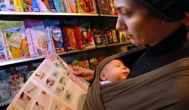 Pula,041209.
Recesijski, ali veselo i uz pjesmu otvoren je u petak jubilarni 15. Sa(n)jam knjige u Istri, koji ce do 13. prosinca okupiti vise od 200 autora i 300 nakladnika.Sajam je prigodnim rijecima otvorio veliki argentinsko-kanadski knjizevnik Albert