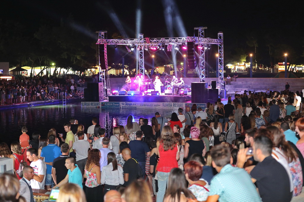 Čudesna Doris Dragović oduševila u Biogradu na Moru Čudesna Doris Dragović oduševila u Biogradu na Moru