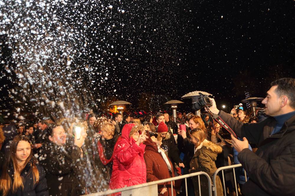 Advent na Viru: Crvena jabuka oduševila u “sniježnom” Viru Advent na Viru: Crvena jabuka oduševila u “sniježnom” Viru