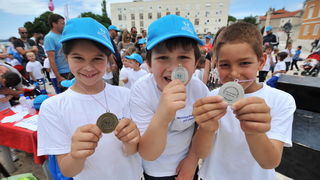 Zadar, 250513.
Univerzalna sportska skola “Dite zadarsko” kraj sezone obiljezila proslavom cetvrtog rodjendana i odrzavanjem sportskih igara na Forumu.
Na fotografiji: sporske igre “Dite zadarsko”.
Foto: Luka Gerlanc / CROPIX