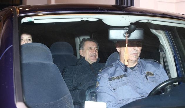 Izvrsni predsjednik GNK Dinamo Zdravko Mamic dolazi u policijskom vozilu u USKOK u Gajevoj ulici. USKOK Zdravka Mamica, njegovog sina Marija, Vrbanovica, Krotu i Stipancica tereti za utaju poreza, primanje i davanje mita te zlouporabu povjerenja u gospod