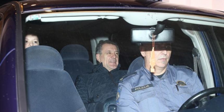 Izvrsni predsjednik GNK Dinamo Zdravko Mamic dolazi u policijskom vozilu u USKOK u Gajevoj ulici. USKOK Zdravka Mamica, njegovog sina Marija, Vrbanovica, Krotu i Stipancica tereti za utaju poreza, primanje i davanje mita te zlouporabu povjerenja u gospod Izvrsni predsjednik GNK Dinamo Zdravko Mamic dolazi u policijskom vozilu u USKOK u Gajevoj ulici. USKOK Zdravka Mamica, njegovog sina Marija, Vrbanovica, Krotu i Stipancica tereti za utaju poreza, primanje i davanje mita te zlouporabu povjerenja u gospod