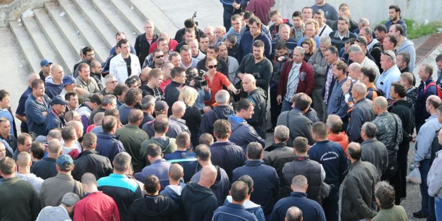 21.10.2013., Split – Jutro je pred Brodosplitom proslo bez incidenata. Ozren Matijasevic s radnicima pod suspenzijom. Photo: Ivo Cagalj/PIXSELL 21.10.2013., Split – Jutro je pred Brodosplitom proslo bez incidenata. Ozren Matijasevic s radnicima pod suspenzijom. Photo: Ivo Cagalj/PIXSELL