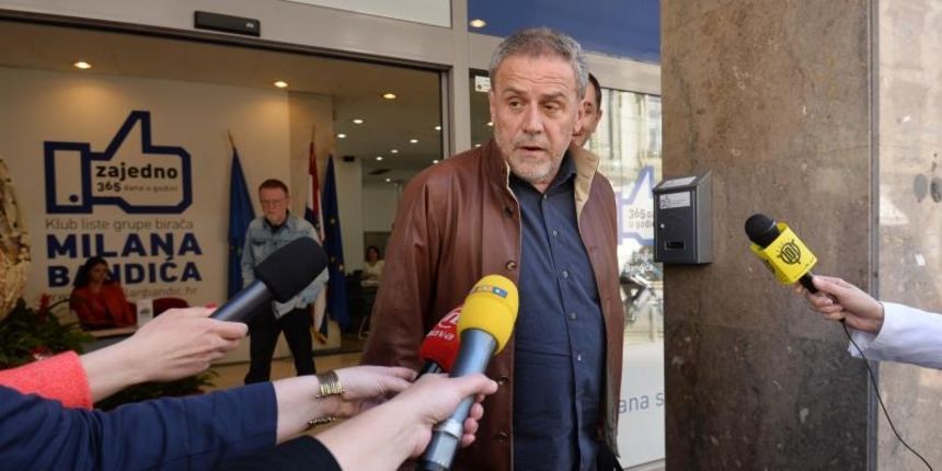 Milan Bandic izlazi iz prostorija svoje stranke Klub liste grupe biraca Milana Bandica i odlazi u pratnji Ivice Lovrica. Izvanraspravno vijece Zupanijskog suda odlucilo je Bandic ponovno moze obnasati gradonacelnicku duznost. Photo: Marko Lukunic/PIXSELL