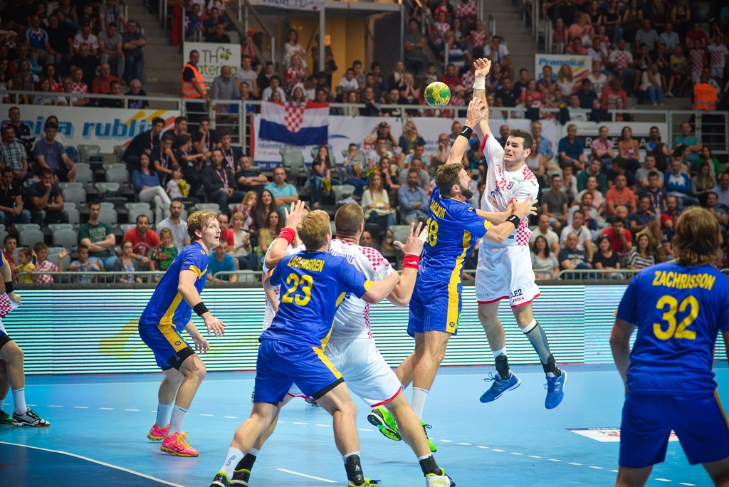 U doista sjajnoj atmosferi koju je stvorilo oko 5000 navijača iz cijele Hrvatske, naši su rukometni reprezentativci remizirali sa Švedskom i to s rezultatom 25-25. Bila je to ‘kaubojima’ pretposljednja pripremna utakmica uoči Olimpijskih igara