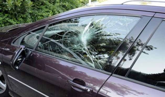 Demoliran auto beogradskog odvjetnika (foto: Admir Buljubašić/CROPIX)