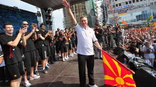 Skopje, 190911.
Unatoc jucerasnjem porazu u borbi za broncu, Makedonska kosarkarska reprezentacija je bila docekana na velicanstven nacin danas u Skoplju. Nekoliko desetak tisuca gradjana su na trgu Makedonija u Skoplju pozdravili makedonske heroje.
Foto Skopje, 190911.
Unatoc jucerasnjem porazu u borbi za broncu, Makedonska kosarkarska reprezentacija je bila docekana na velicanstven nacin danas u Skoplju. Nekoliko desetak tisuca gradjana su na trgu Makedonija u Skoplju pozdravili makedonske heroje.
Foto