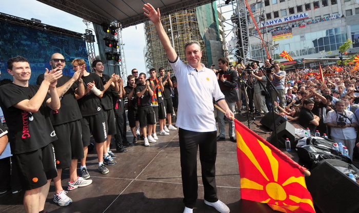 Skopje, 190911.
Unatoc jucerasnjem porazu u borbi za broncu, Makedonska kosarkarska reprezentacija je bila docekana na velicanstven nacin danas u Skoplju. Nekoliko desetak tisuca gradjana su na trgu Makedonija u Skoplju pozdravili makedonske heroje.
Foto Skopje, 190911.
Unatoc jucerasnjem porazu u borbi za broncu, Makedonska kosarkarska reprezentacija je bila docekana na velicanstven nacin danas u Skoplju. Nekoliko desetak tisuca gradjana su na trgu Makedonija u Skoplju pozdravili makedonske heroje.
Foto