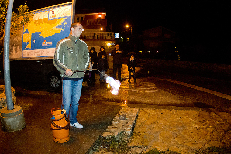 Sinoć je u Bibinjama na jedinstveni način obilježen Velik petak, foto: Leo Banić Sinoć je u Bibinjama na jedinstveni način obilježen Velik petak, foto: Leo Banić