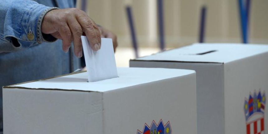 02.06.2013., Centar grada, Varazdin, Lokalni izbori 2013, drugi krug. Do 11:00 sati odaziv biraca u gradu je 13 posto a u zupaniji 11.35 posto Photo: Marko Jurinec/PIXSELL 02.06.2013., Centar grada, Varazdin, Lokalni izbori 2013, drugi krug. Do 11:00 sati odaziv biraca u gradu je 13 posto a u zupaniji 11.35 posto Photo: Marko Jurinec/PIXSELL