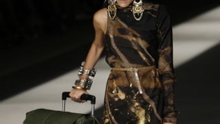 Zagreb, 250909.
U staroj tvornici Zagrepcanka od 24.09.-26.09. odrzava se modna revija Dove Fashion.hr.
Modna revija: Robert Sever.
Foto: Dragan Matic / Cropix