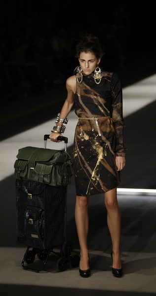 Zagreb, 250909.
U staroj tvornici Zagrepcanka od 24.09.-26.09. odrzava se modna revija Dove Fashion.hr.
Modna revija: Robert Sever.
Foto: Dragan Matic / Cropix