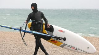 Nekoliko surfera iskoristilo je jako jugo za uživanje u velikim valovima.Photo: Dino Stanin/PIXSELL