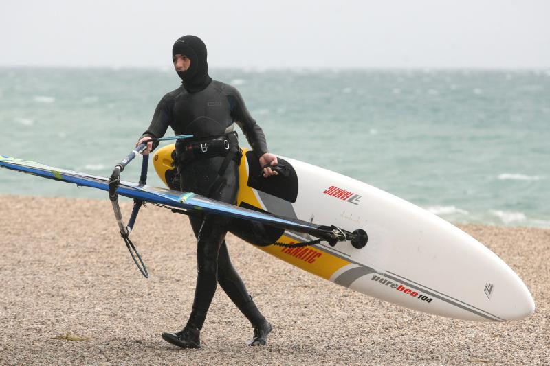 Nekoliko surfera iskoristilo je jako jugo za uživanje u velikim valovima.Photo: Dino Stanin/PIXSELL