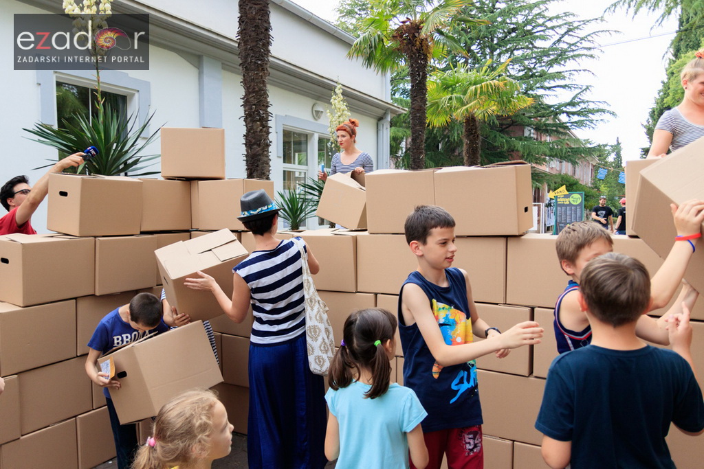 Simboličnim rušenjem zida započeo je urbani festival KvartArt na Voštarnici