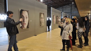 Zagreb, 260213.
Lauba, Prilaz baruna Filipovica 23a.
Otvorenje izlozbe Lovre Artukovica “Lice slike” , ciklus “Lice slike” nastao je od 2006. do 2013. godine, a prikazuje facijalne gestikulacije modela.
Na slici: detalj sa izlozbe.
Foto: Damir Krajac / CR