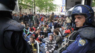 Zagreb, 170510.
Jutros su radnici HOTO grupe ogradili dio Varsavske ulice. Pocetak radova na prilazu buducoj garazi pratili su prosvjedi Zelene akcije a novi su najavljeni za utorak u 18 sati. Ogradjeno gradiliste budno su cuvali zastitari.
Foto: Bruno Ko Zagreb, 170510.
Jutros su radnici HOTO grupe ogradili dio Varsavske ulice. Pocetak radova na prilazu buducoj garazi pratili su prosvjedi Zelene akcije a novi su najavljeni za utorak u 18 sati. Ogradjeno gradiliste budno su cuvali zastitari.
Foto: Bruno Ko