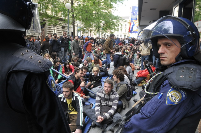 Zagreb, 170510.
Jutros su radnici HOTO grupe ogradili dio Varsavske ulice. Pocetak radova na prilazu buducoj garazi pratili su prosvjedi Zelene akcije a novi su najavljeni za utorak u 18 sati. Ogradjeno gradiliste budno su cuvali zastitari.
Foto: Bruno Ko Zagreb, 170510.
Jutros su radnici HOTO grupe ogradili dio Varsavske ulice. Pocetak radova na prilazu buducoj garazi pratili su prosvjedi Zelene akcije a novi su najavljeni za utorak u 18 sati. Ogradjeno gradiliste budno su cuvali zastitari.
Foto: Bruno Ko