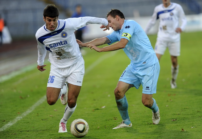 Karlovac, 051111.
Igraliste Branko Cavlovic Cavlek.
Nogometna utakmica 14.kola 1.HNL izmedju NK Karlovac i NK Zadar.
Na slici: Josip Ivancic, Matija Stefancic.
Foto: Damir Krajac / CROPIX
