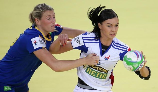 16.12.2014., Zagreb, Arena Zagreb – Zensko Europsko rukometno prvenstvo, drugi krug, skupina 2, Svedska – Slovacka. Tetyana Trehubova i Johanna Ahlm. Photo: Igor Kralj/PIXSELL