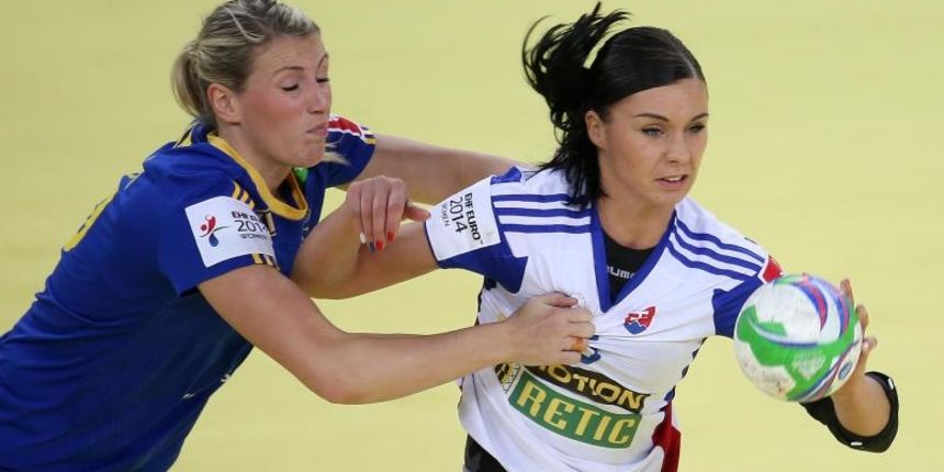 16.12.2014., Zagreb, Arena Zagreb – Zensko Europsko rukometno prvenstvo, drugi krug, skupina 2, Svedska – Slovacka. Tetyana Trehubova i Johanna Ahlm. Photo: Igor Kralj/PIXSELL 16.12.2014., Zagreb, Arena Zagreb – Zensko Europsko rukometno prvenstvo, drugi krug, skupina 2, Svedska – Slovacka. Tetyana Trehubova i Johanna Ahlm. Photo: Igor Kralj/PIXSELL