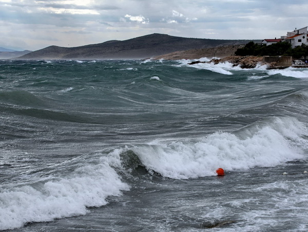 Olujna bura u Ražancu 15. srpnja 2016. Foto:Leo Kvarantan Olujna bura u Ražancu 15. srpnja 2016. Foto:Leo Kvarantan