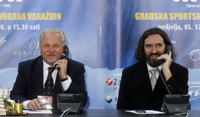 Varazdin, 051210.
U gradskoj sportskoj dvorani na Dravi odrzava se humanitarna akcija “U rukama andjela” u kojoj se skuplja novac za projekt Asistent u nastavi.
Na koncertu nastupaju Bambi Molesters, Feminem
Gibonni, Jaques, Klapa Kampanel, Lana Jurcevic,